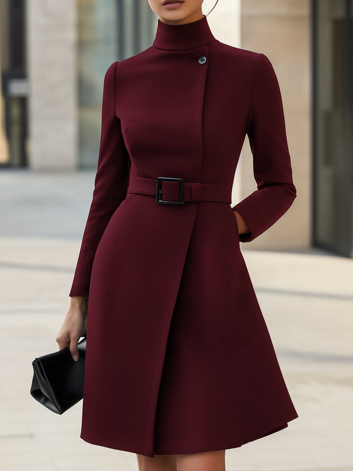 Abito elegante con collo alto e cintura