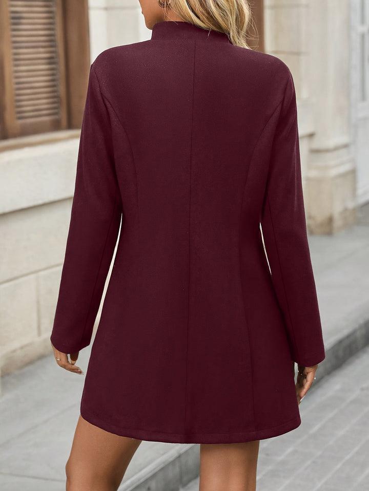 Cappotto elegante con collo dritto e bottoni classici