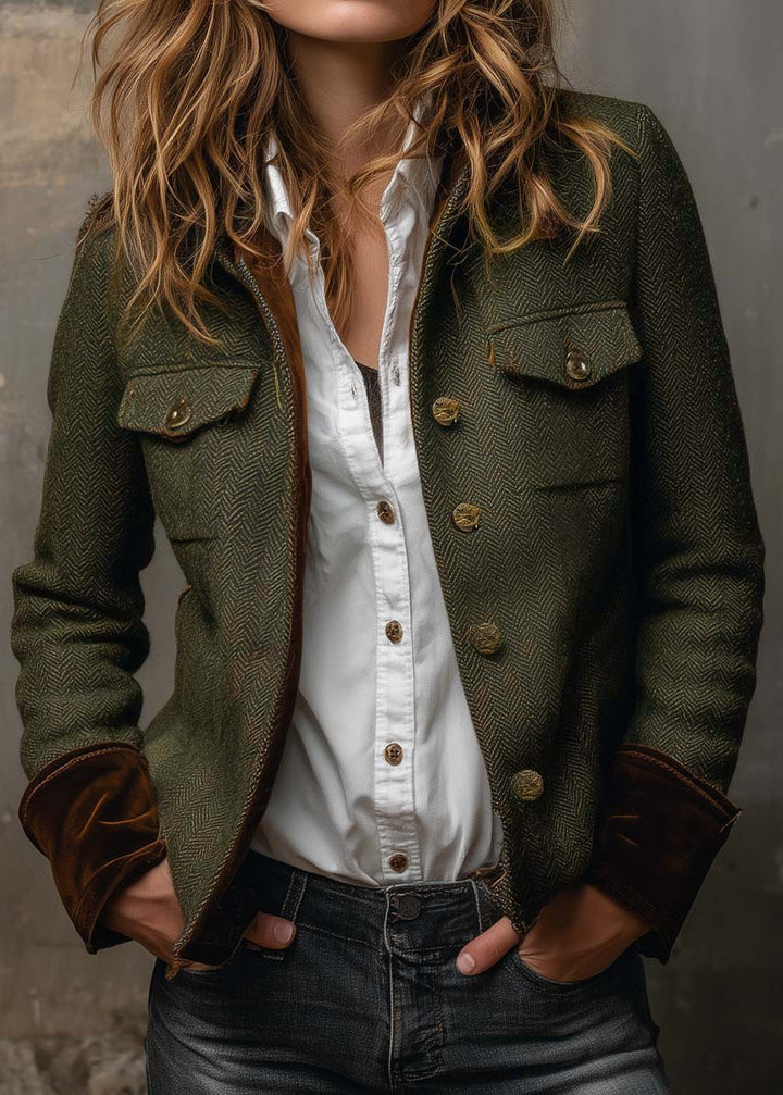 Diana – Blazer corto verde oliva con profili a contrasto