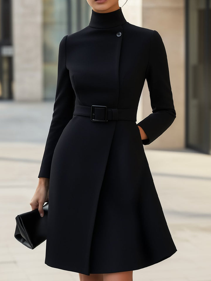 Abito elegante con collo alto e cintura
